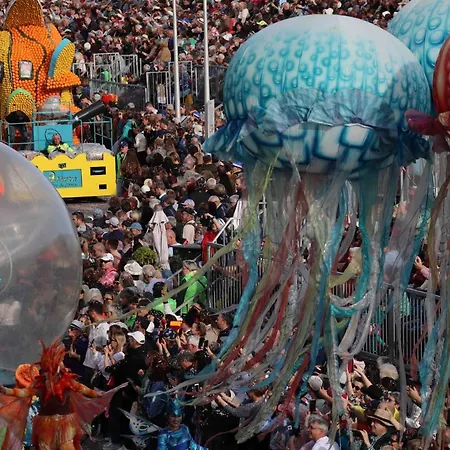 Center One Bedroom , & Sea View #15 Apartamento *